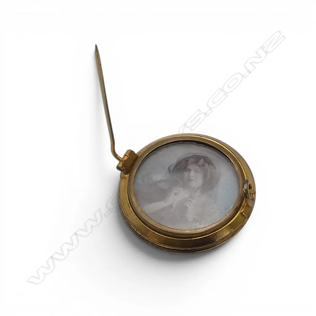 4 BROOCHES, 3 SILVER, 1 ROLLED GOLD Image 1++