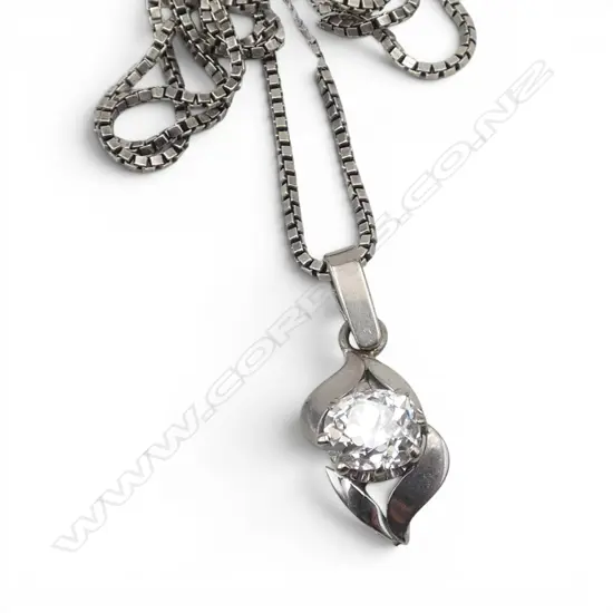 DIAMOND (ABOUT 1CT, CRACK) PLATED PENDANT ON GOLD CROWN, 925 SILVER CHAIN