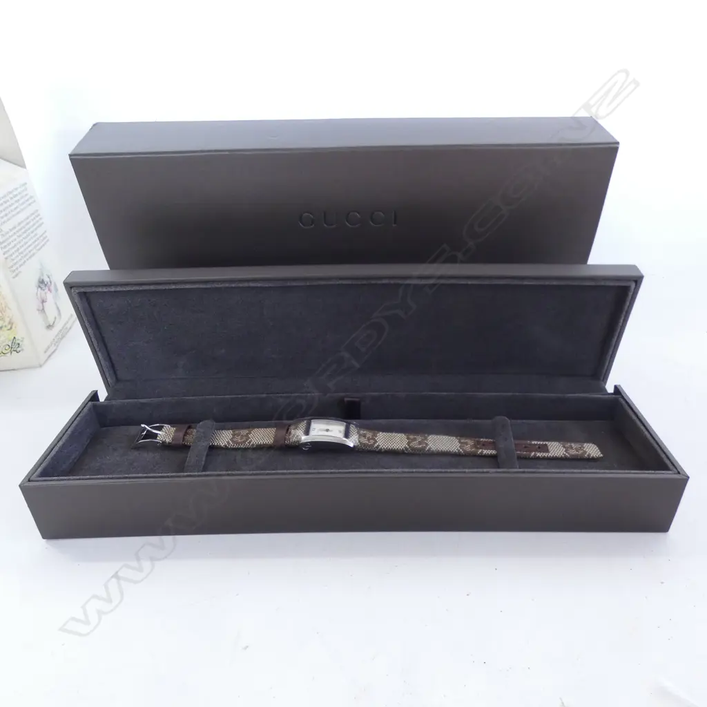 GUCCI LADIES WATCH SWISS MADE WITH BOX BOOKLET WARRENTY CARD ETC  PLASTIC ON WATCH FACE Image 1++