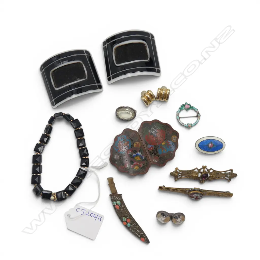 ASST. VINTAGE JEWELLERY INCL. 3 BUCKLES, 6 BROOCHES ETC... Image 1++