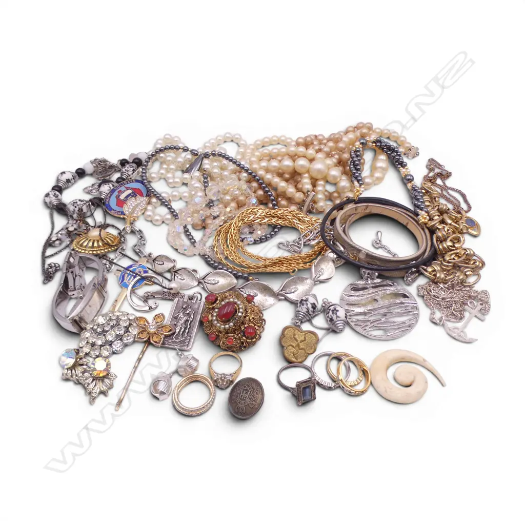 SMALL BOX MIXED COSTUME JEWLERY Image 1++