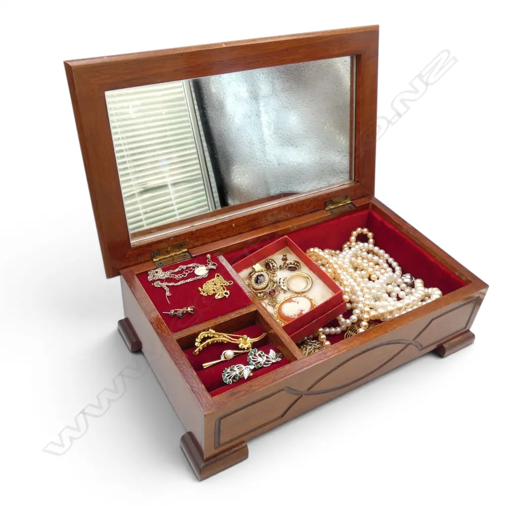 JEWELLERY BOX & ASST. CONTENTS Image 1++