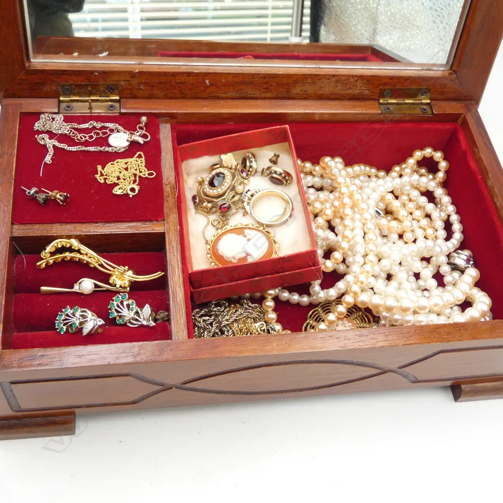 JEWELLERY BOX & ASST. CONTENTS Image 1++