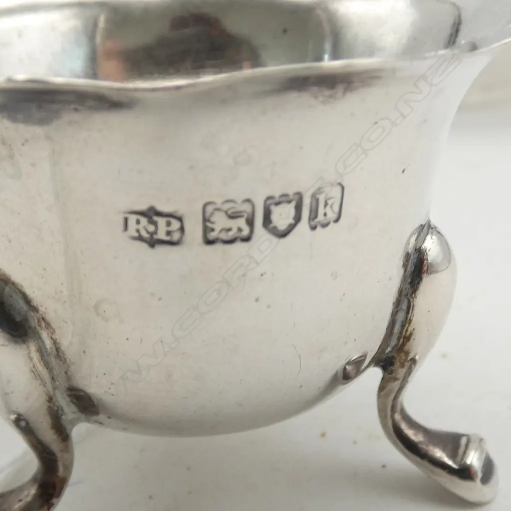 S/SILVER 3 FOOTED CONDIMENT 22.8GMS S/SILVER RIMMED GLASS VASE & S/SILVER RIMMED GLASS VESTA STRIKER Image 1++