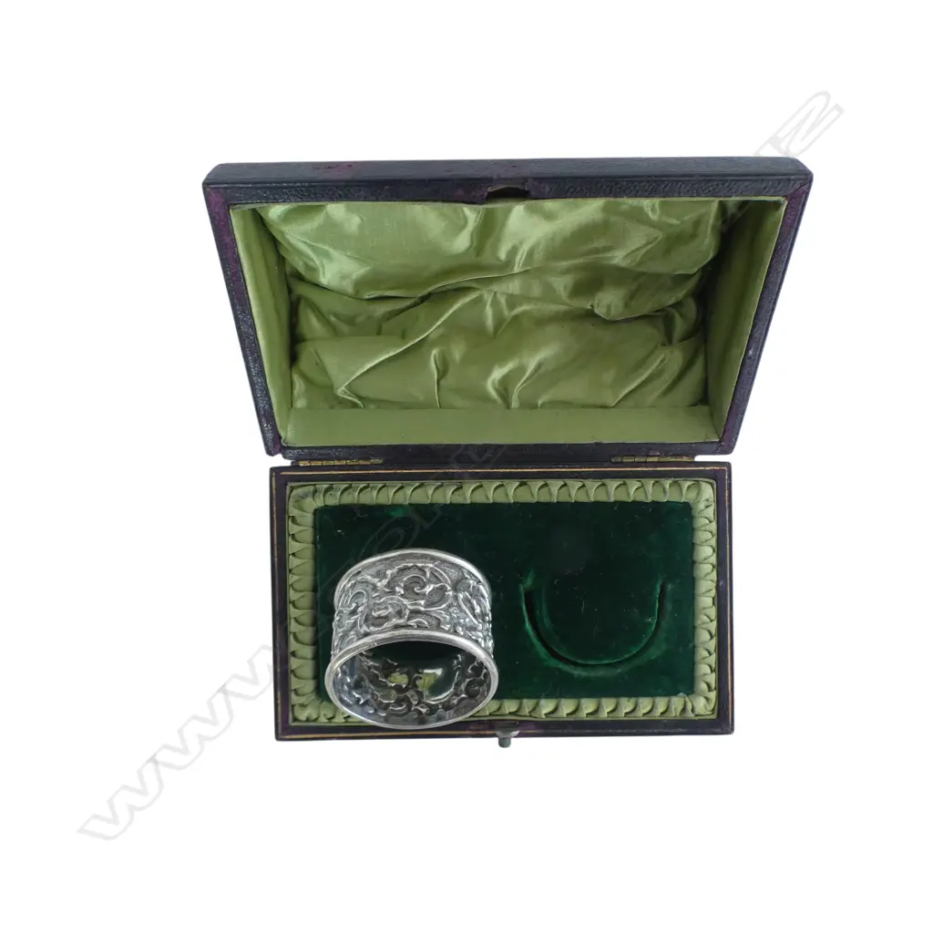 Birmingham 1903 FANCY SILVER NAPKIN RING relief scrolls 32.8gms. In fitted dble ring case maybe not original Image 1++