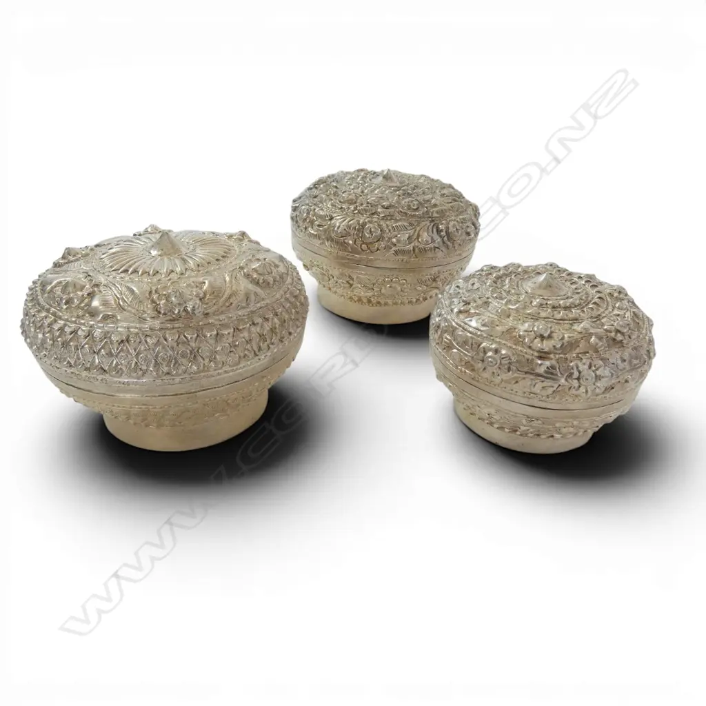 3 CHINESE SILVER LIDDED BOXES 197.7GMS TOTAL SILVER WEIGHT Image 1++