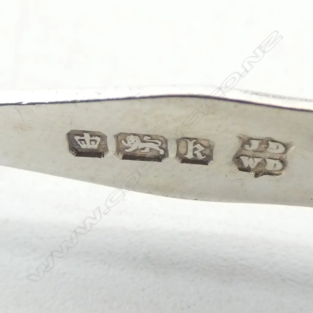 S/SILVER SUGAR TONGS SHEFFIELD 1902 15GMS Image 1++