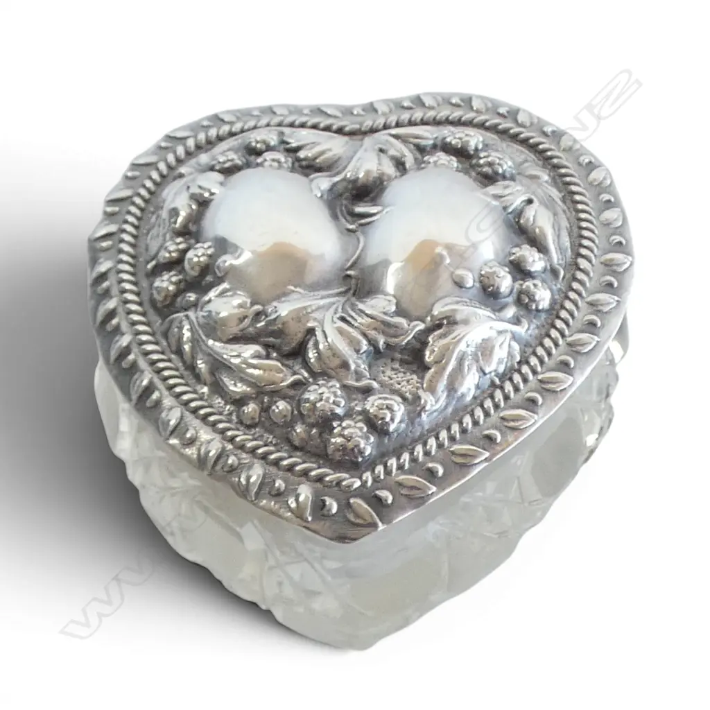 S/SILVER  TOPPED  EDWARDIAN HEART SHAPED TRINKET JAR BIRMINGHAM 1907 MAKER R PRINGLE SILVER WIEGHT 7.5GMS Image 1++