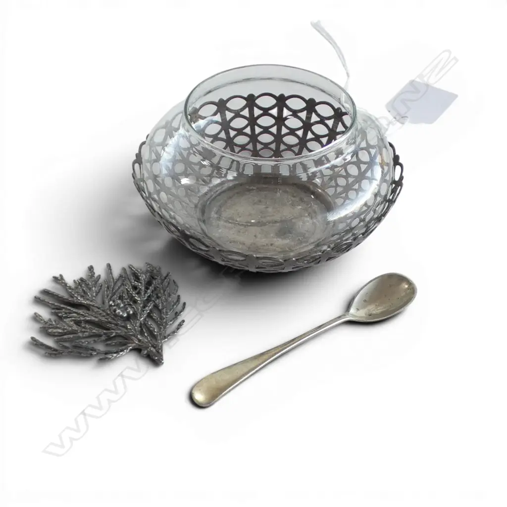 STG SILVER 20thC PIERCED DESIGN BOWL w. GLASS INTERIOR + SILVER BROOCH & AMERICAN SILVER SALT SPOON 66gms Image 1++