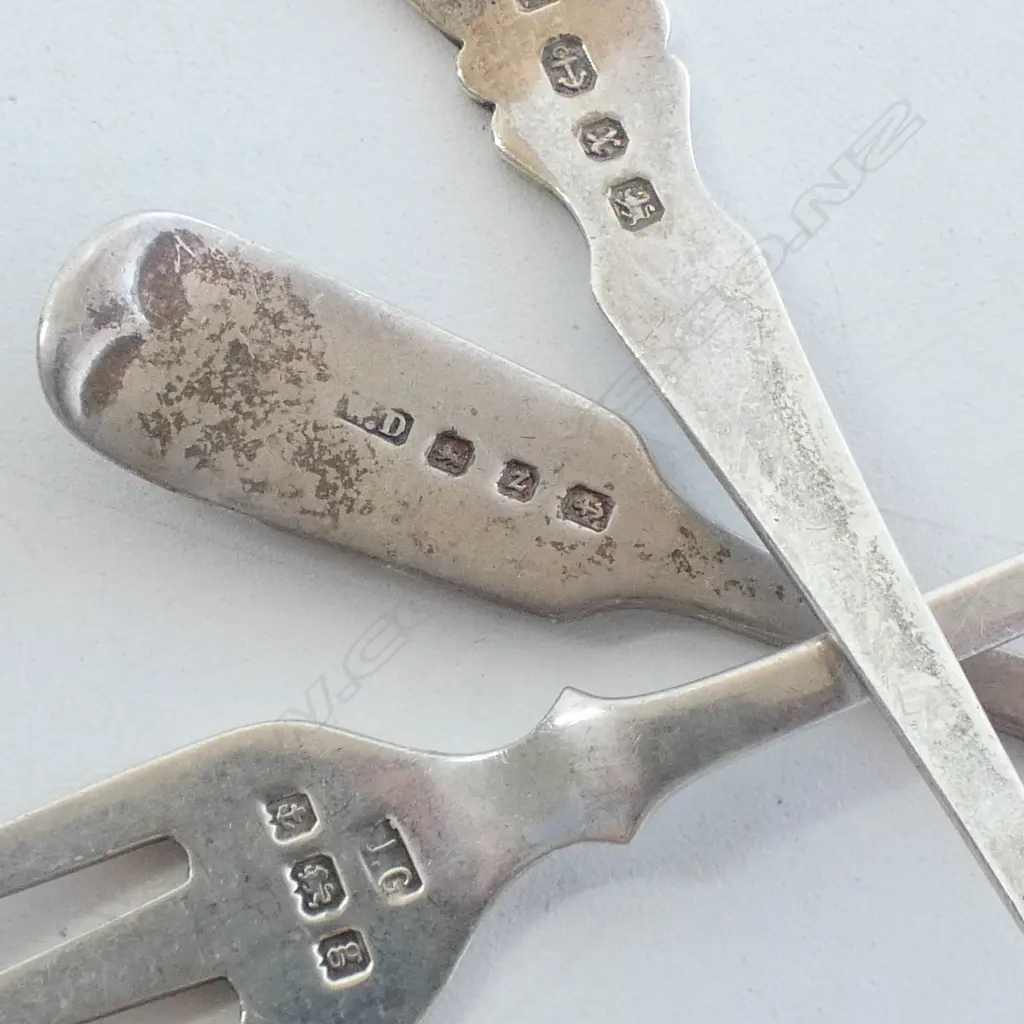 4 STG SILVER CUTLERY PCES: Vict. sifter spoon + 2 forks + teaspoon 97gms. Image 1++