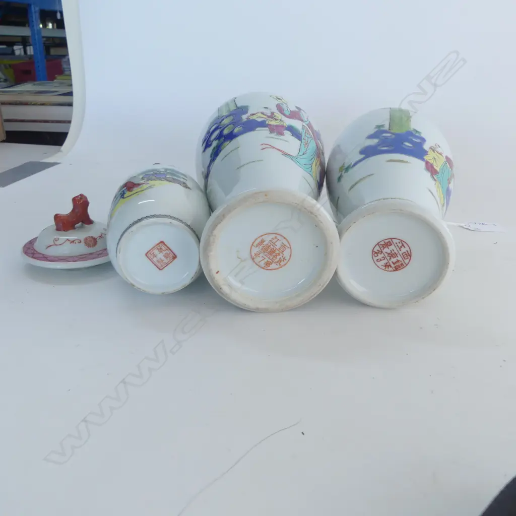 3 CHINESE FAMILLE ROSE VASES; 2 LIDDED BALUSTER VASES, H.250/290mm & SML VASE, H.120mm Image 1++
