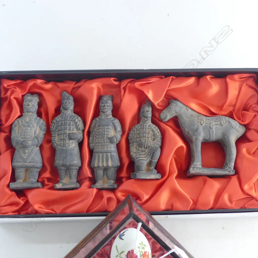 4 TERRACOTTA WARRIORS H.120mm + HORSE, BOXED + 3 HAND PAINTED EGGS IN DISPLAY CASE Image 1++