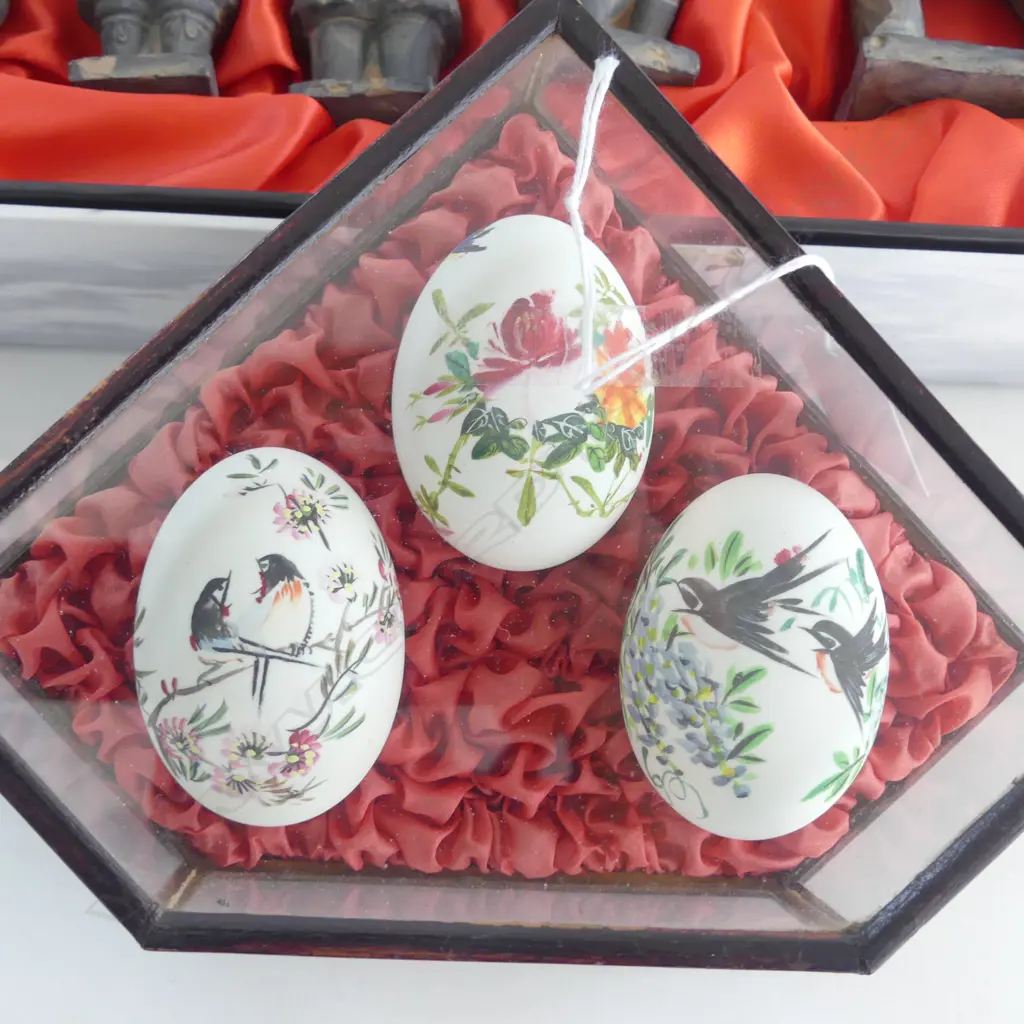 4 TERRACOTTA WARRIORS H.120mm + HORSE, BOXED + 3 HAND PAINTED EGGS IN DISPLAY CASE Image 1++