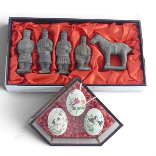 4 TERRACOTTA WARRIORS H.120mm + HORSE, BOXED + 3 HAND PAINTED EGGS IN DISPLAY CASE