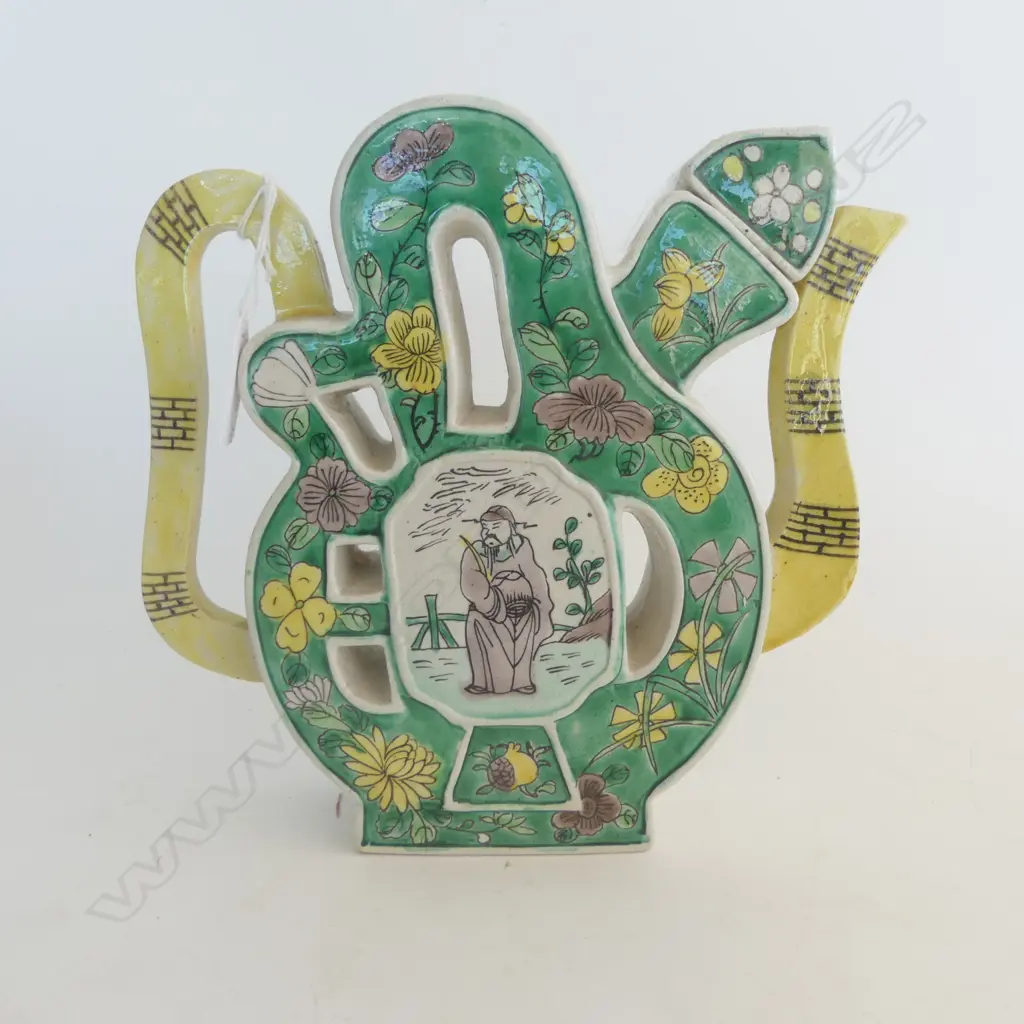 A Chinese porcelain teapot Image 1++