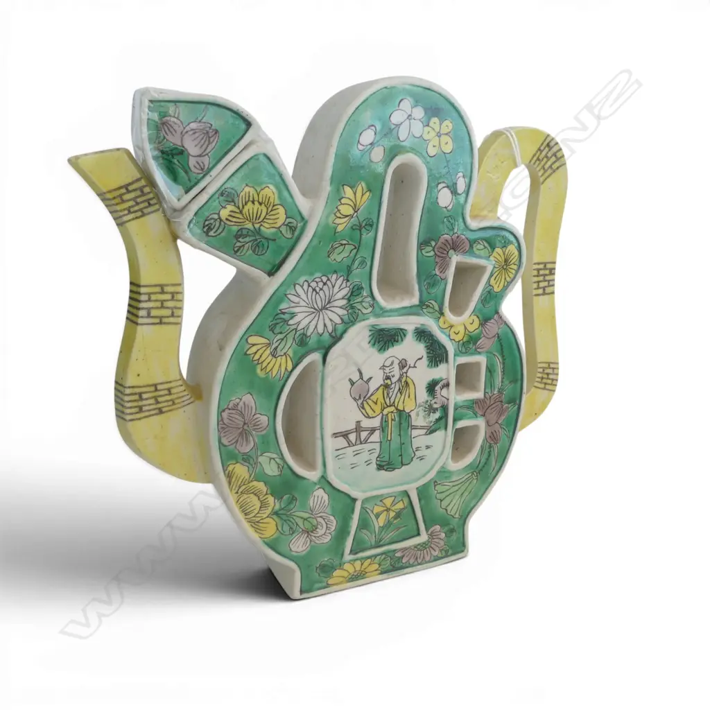 A Chinese porcelain teapot Image 1++