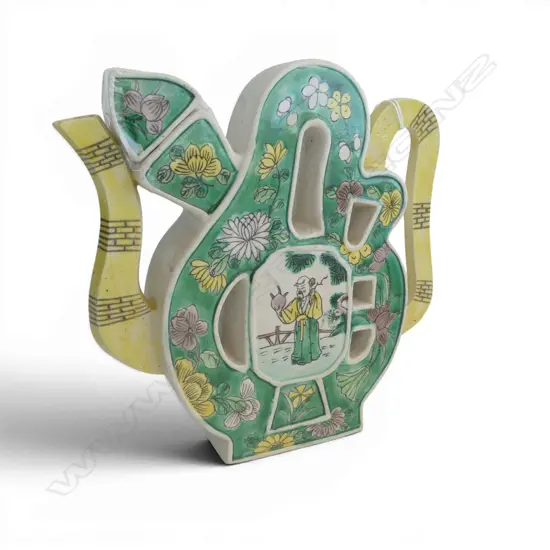 A Chinese porcelain teapot
