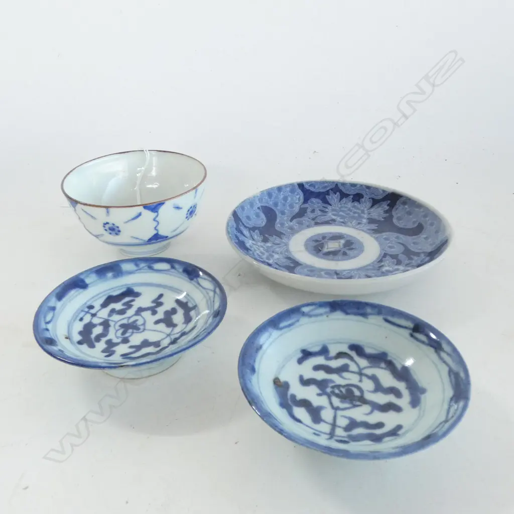3 SMALL ORIENTAL BLUE & WHITE DISHES & BLUE & WHITE BOWL DIA90MM Image 1++