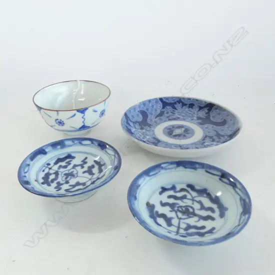 3 SMALL ORIENTAL BLUE & WHITE DISHES & BLUE & WHITE BOWL DIA90MM