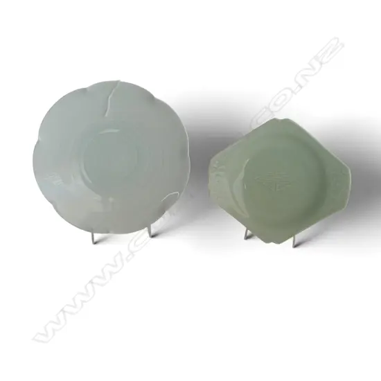 2 CELADON PLATES 1 JAPANESE 1 BY SUE NEWTON  DIA190MM