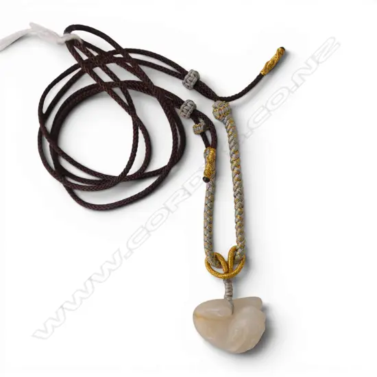 NECKLACE w. CARVED JADE PENDANT (TEMPLE LION)