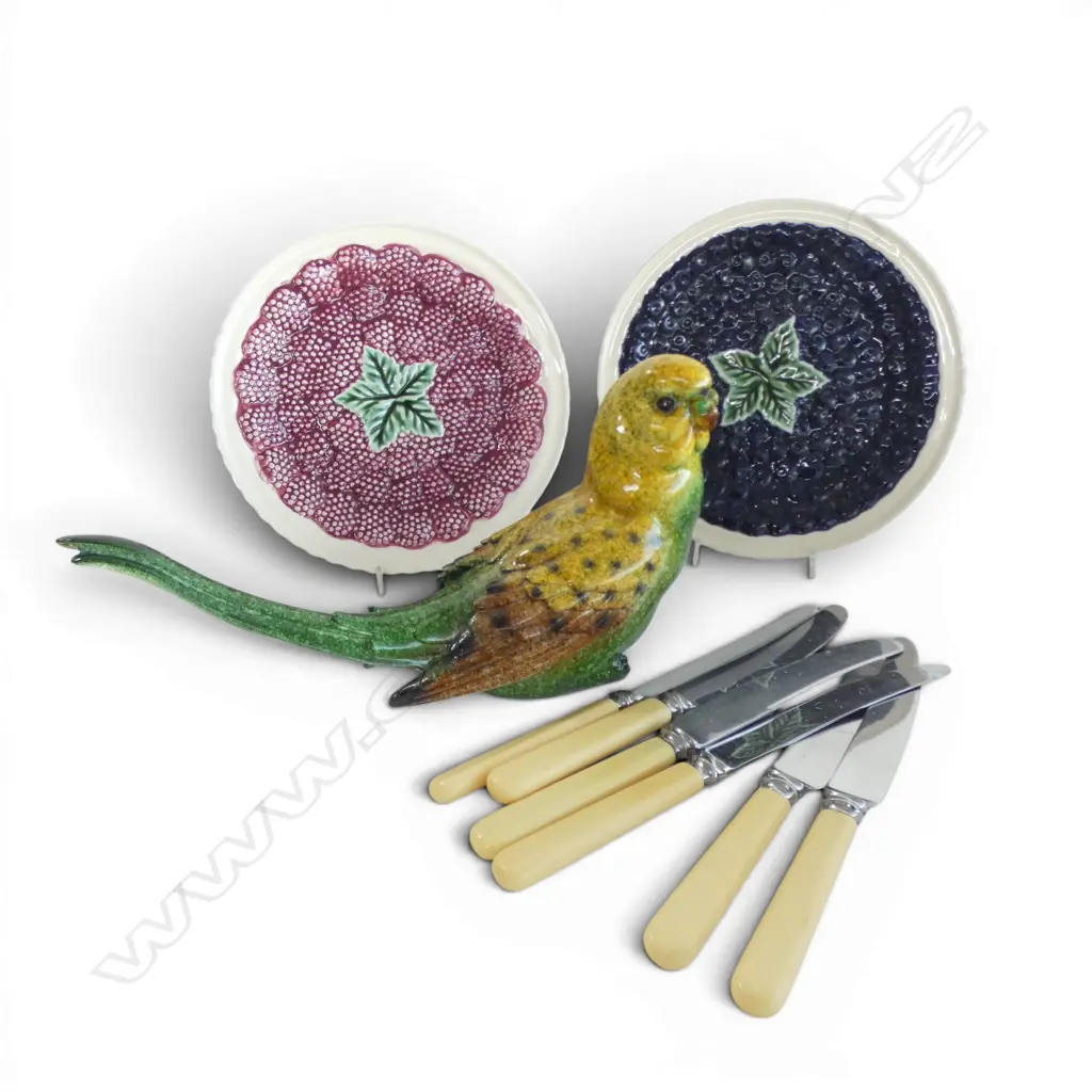 2 FRUIT PLATES, PARROT & 6 IVORINE KNIVES Image 1++