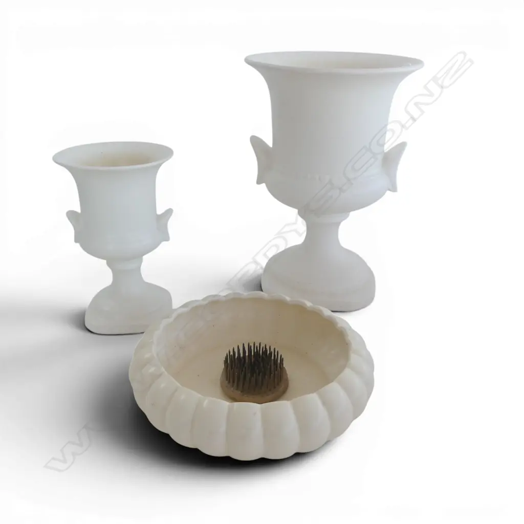 3 PCS CROWN LYNN, LRG URN VASE, SML URN VASE & ROSE DISH w CENTRAL FLOWER ROSE, lrg urn hairline crack to rim Image 1++