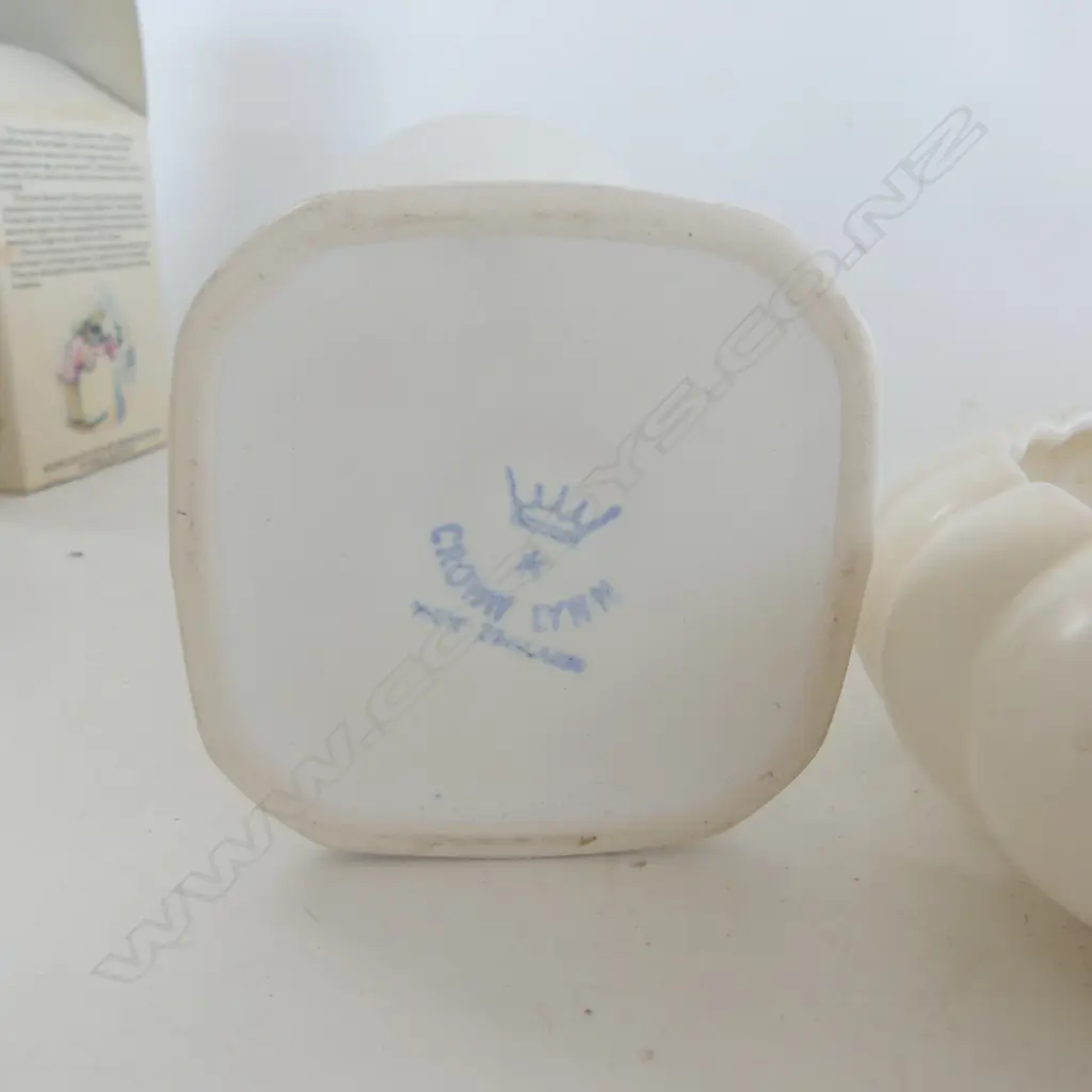 3 PCS CROWN LYNN, LRG URN VASE, SML URN VASE & ROSE DISH w CENTRAL FLOWER ROSE, lrg urn hairline crack to rim Image 1++