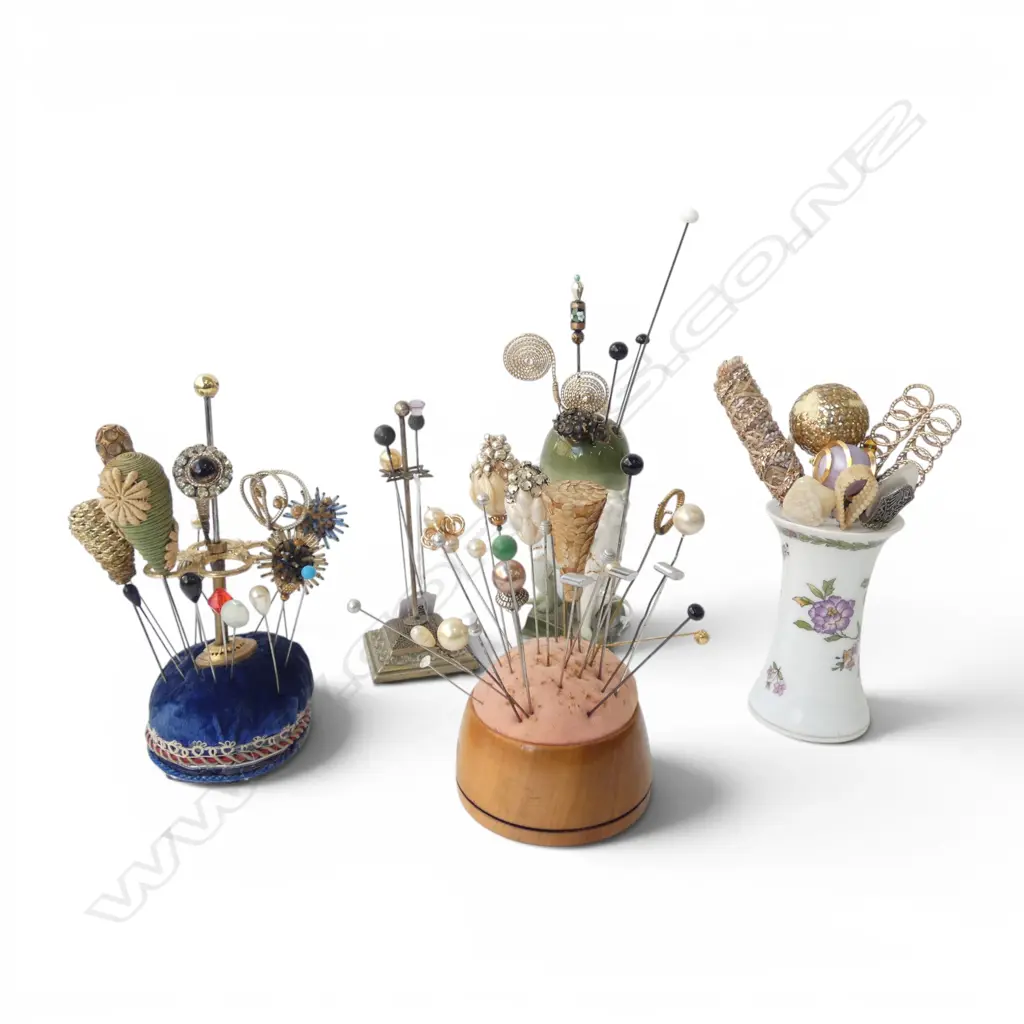 COLLECTION OF 50 PLUS HAT PINS & 5 VINTAGE HAT PIN HOLDERS Image 1++