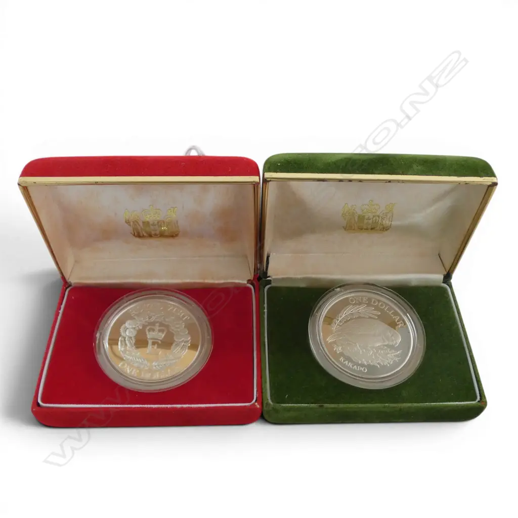 2 CASED NZ PROOF SILVER DOLLAR COINS 1986 & 1986 ROYAL VISIT  Image 1++
