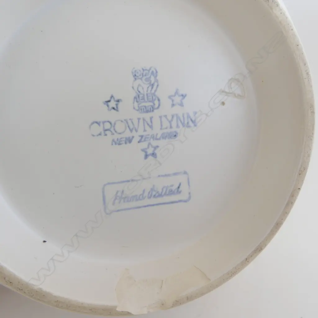 C/LYNN HAND POTTED WHITE VASE CHIP TO BASE H150MM Image 1++