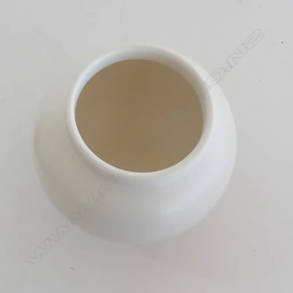 C/LYNN HAND POTTED WHITE VASE CHIP TO BASE H150MM Image 1++