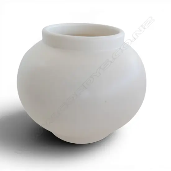 C/LYNN HAND POTTED WHITE VASE CHIP TO BASE H150MM