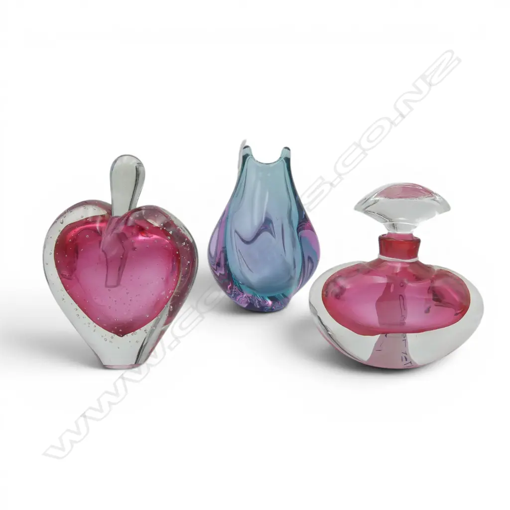 2 STUDIO GLASS STOPPERED  PERFUME BOTTLES 1 SIGNED WILLIAMS  & CHEQ STUDIO GLASS VASE H100MM Image 1++