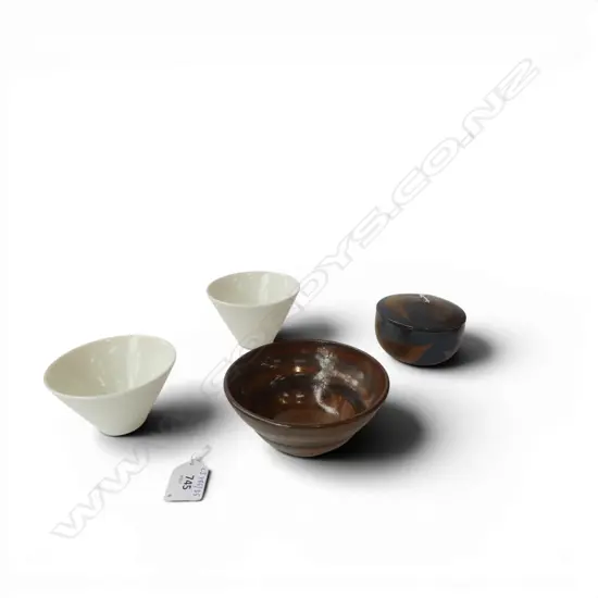 4 SMALL STUDIO POTTERY PCS BY ANNEKE BORREN DIA110MM LARGEST
