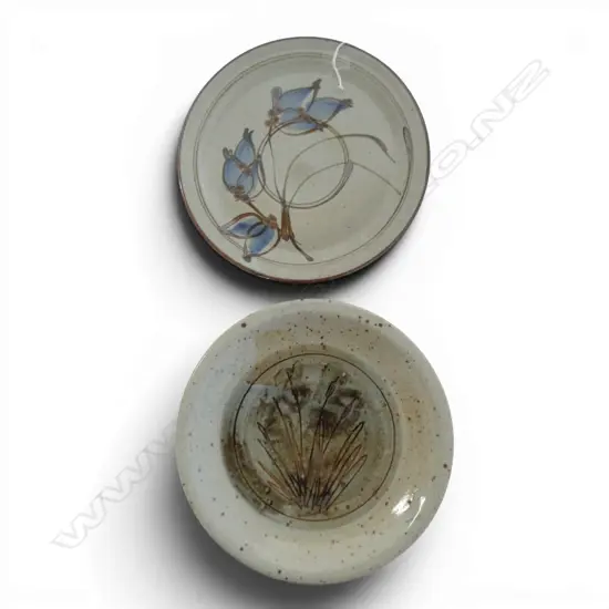2 NZ STUDIO POTTERY PLATES DIA250MM