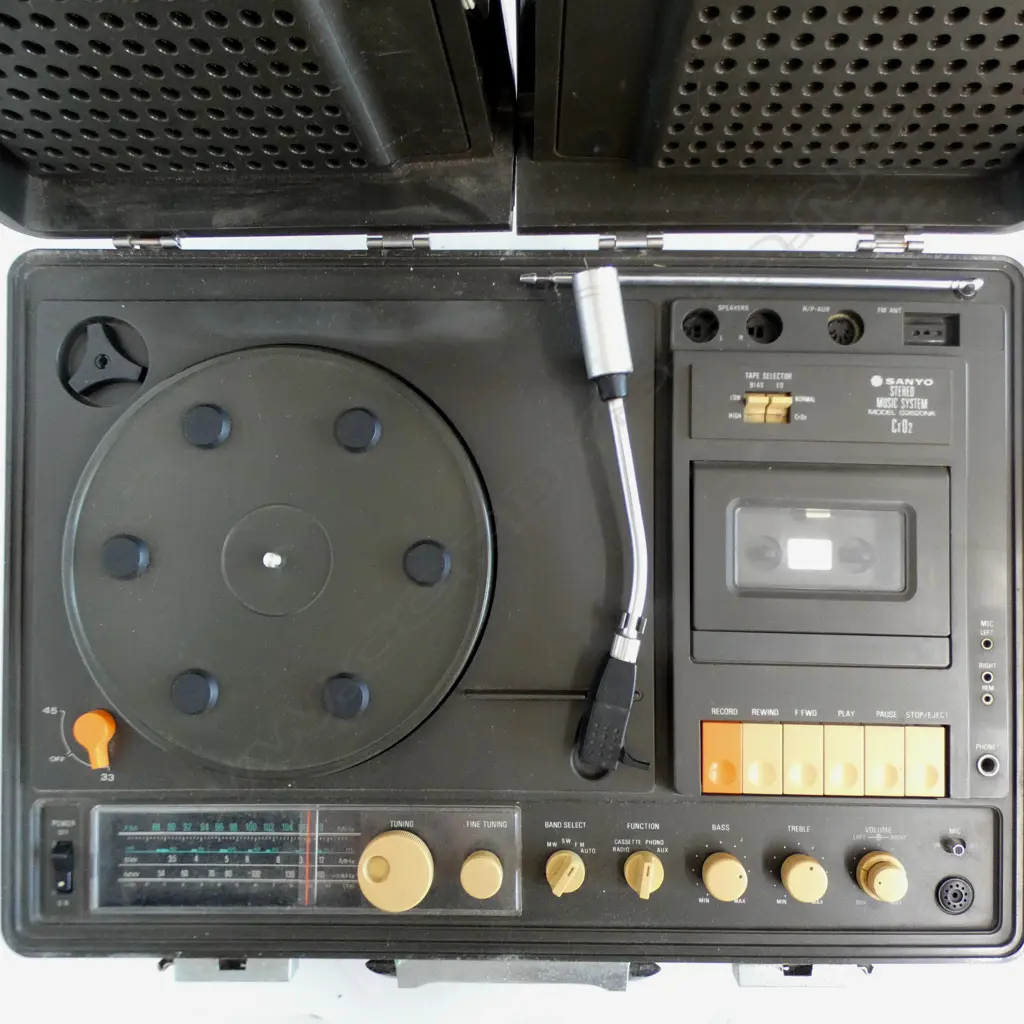 SANYO STEREO MUSIC SYSTEM G2620NK Image 1++