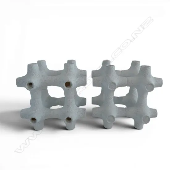 PR WHITE RESIN NAGEL STYLE VASES H.200mm