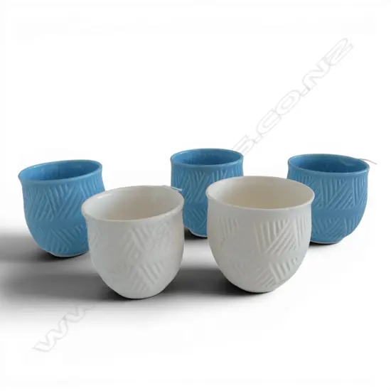  3 ANNEKE BORREN BRIGHT BLUE BEAKERS & 2 WHITE BEAKERS H90MM