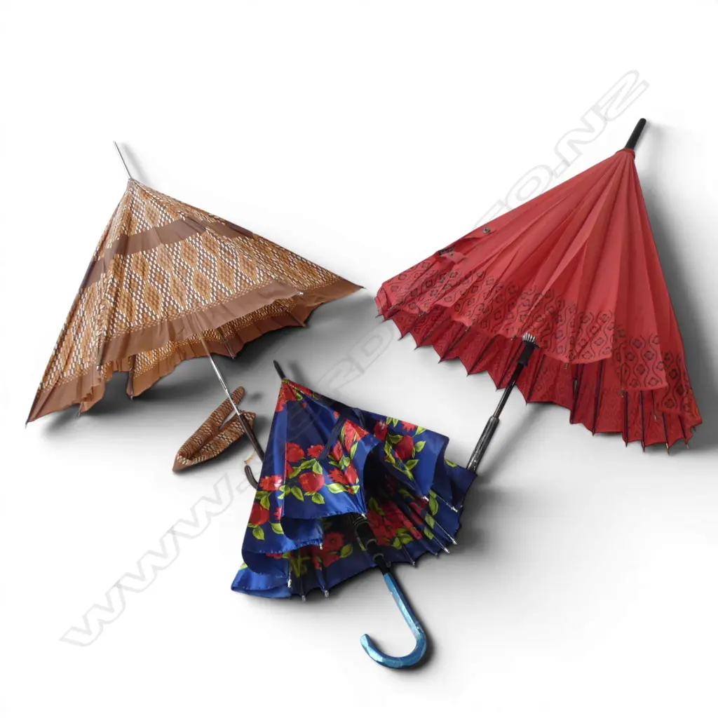 3 UMBRELLAS Image 1++