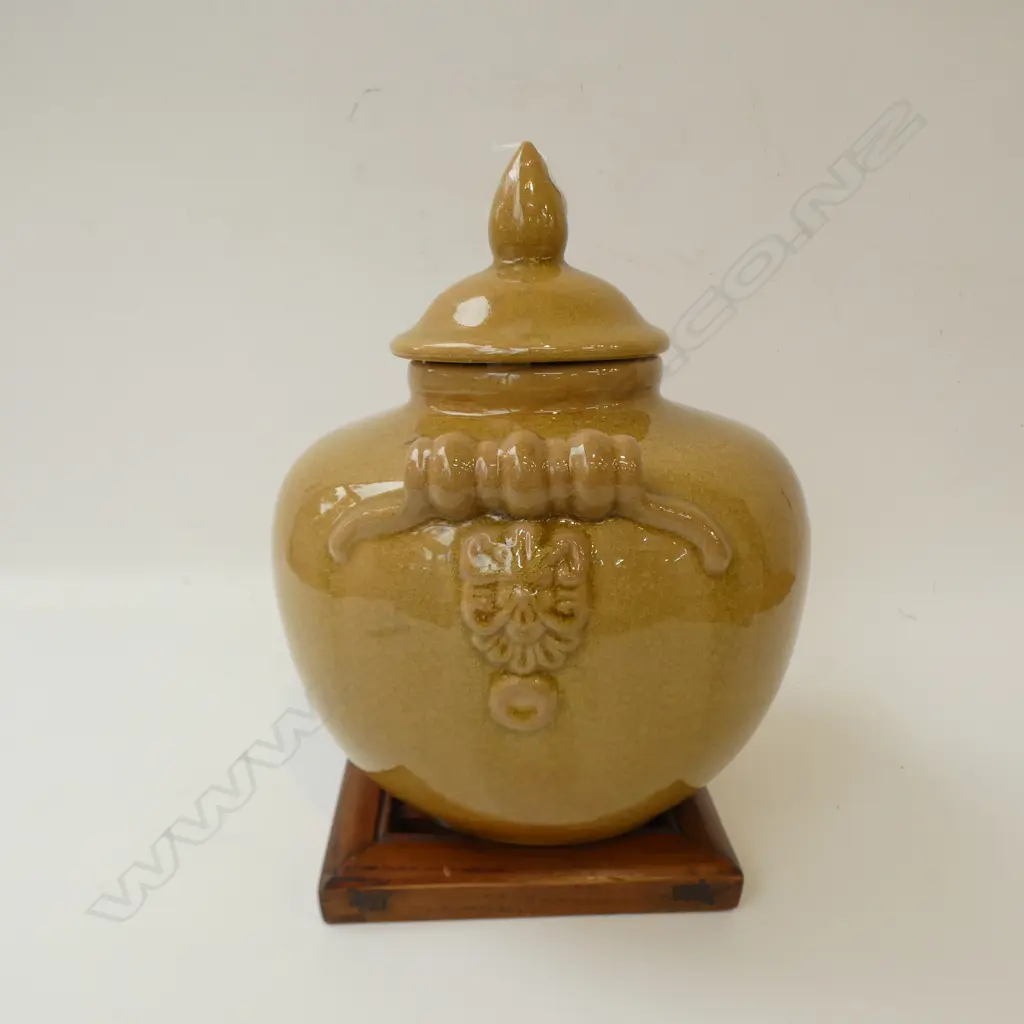 GLAZED LIDDED URN ON WOODEN STAND H.350mm Image 1++