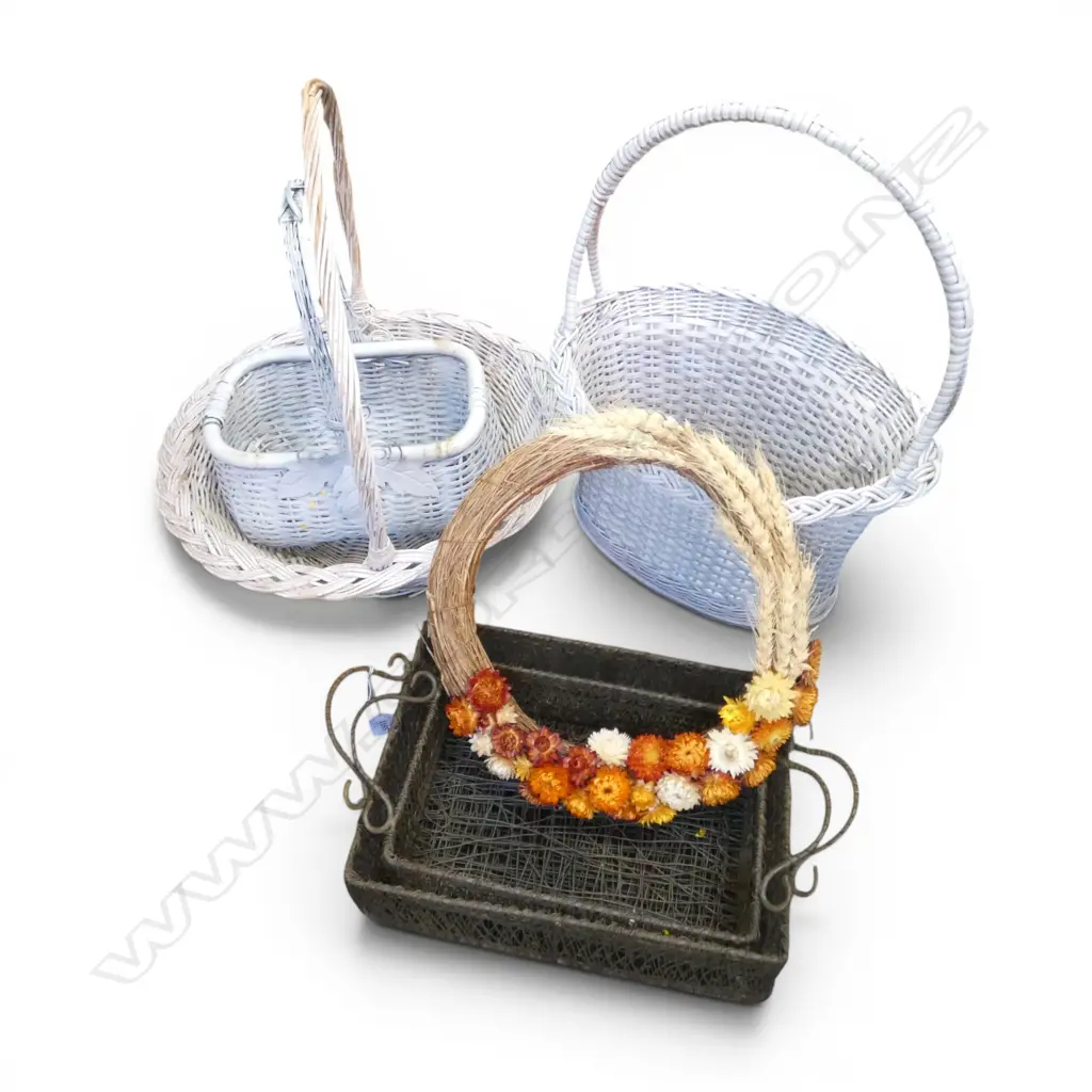 5 BASKETS; 2 METAL WIRE W.395mm, 3 WHITE PAINTED CANE + WREATH Image 1++