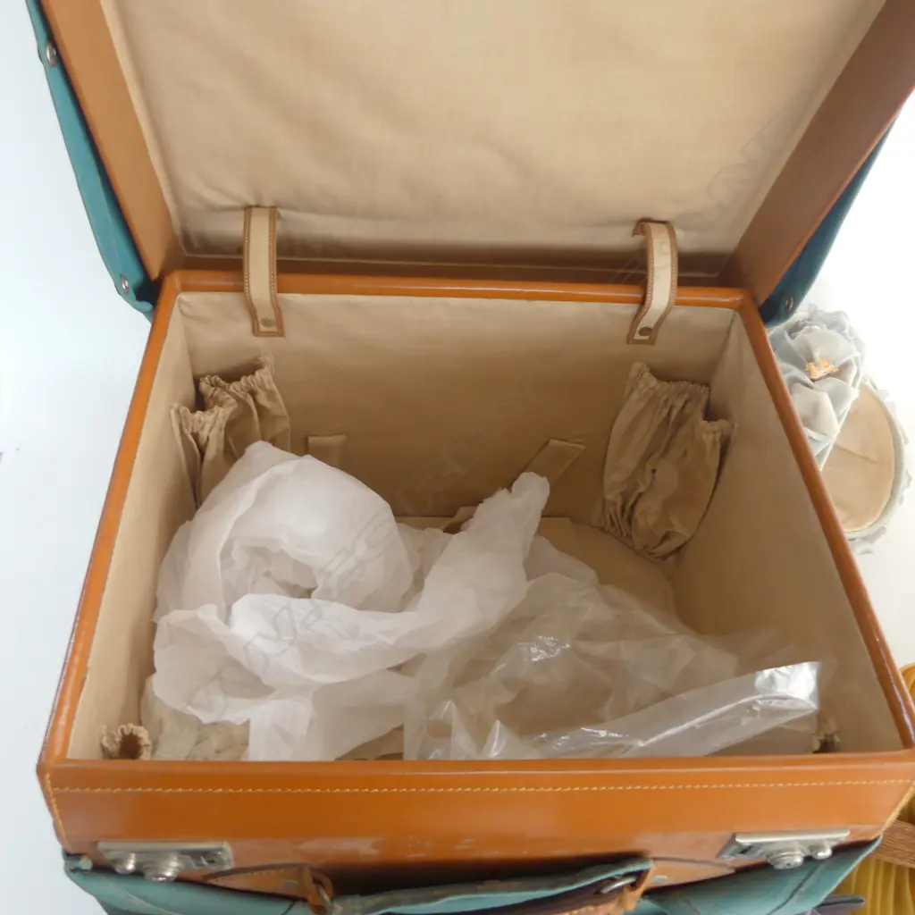VINTAGE TRAVEL HAT CASE H320 L450MM CONTAINING  5 VINTAGE HATS  Image 1++