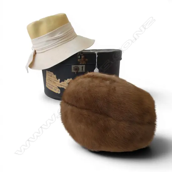 VINTAGE SMITH & CAUGHEY ORIGINAL BOX CONTAINING SUN HAT L400MM WITH VINTAGE HATBOX  CONTAINING MINK FUR HAT DIA380MM  