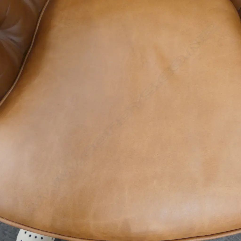 BROWN LEATHER BUTTON BACK ARMCHAIR Image 1++