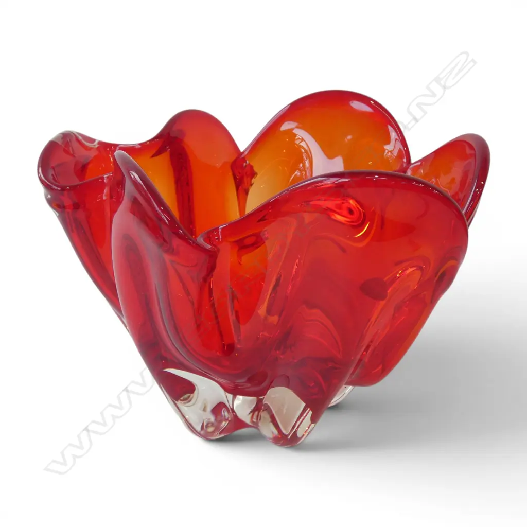 RED ART GLASS BOWL 205mm dia Image 1++