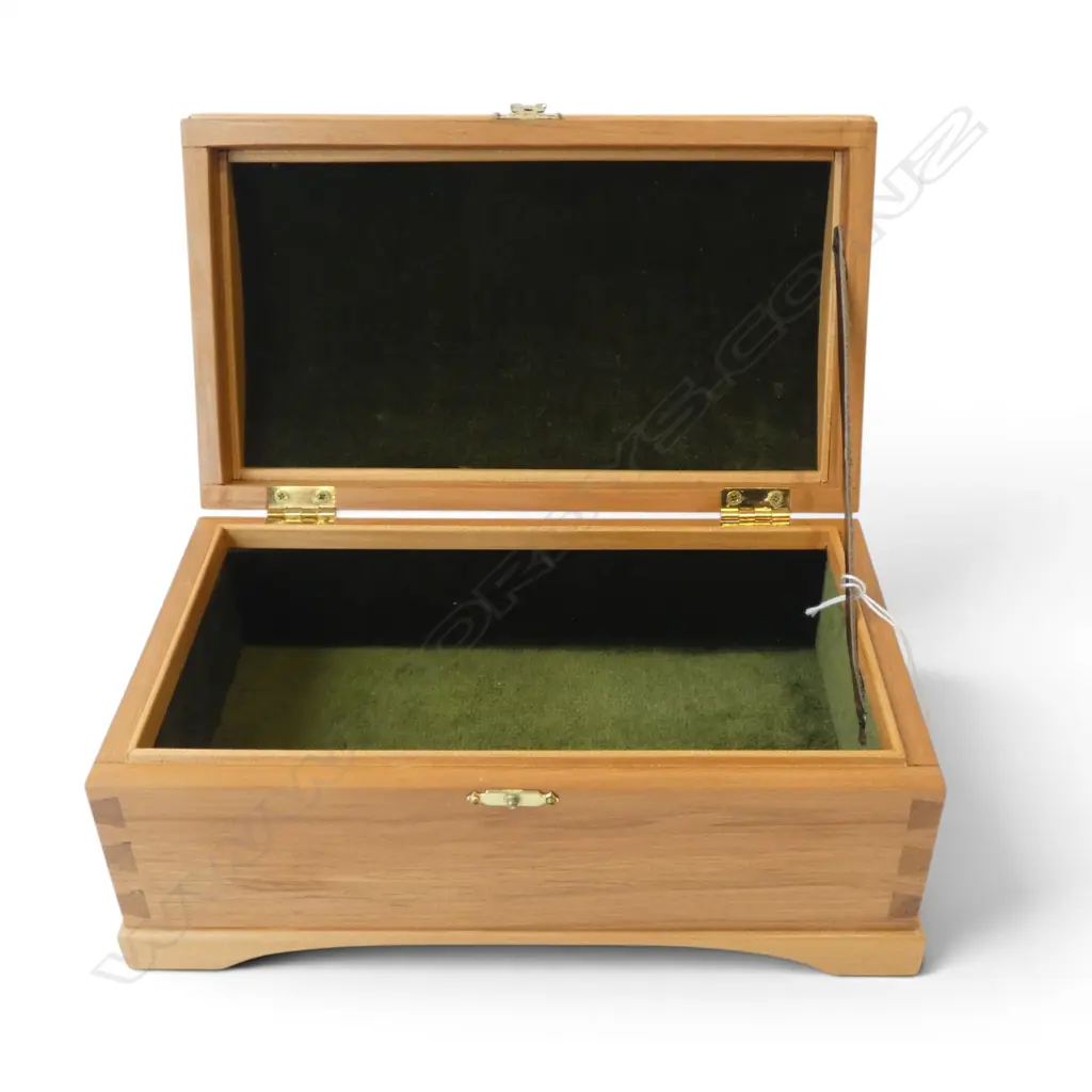 HANDMADE WOODEN BOX; RIMU w. KAURI TRIM, DOVETAILED & VELVET LINED W.245mm Image 1++