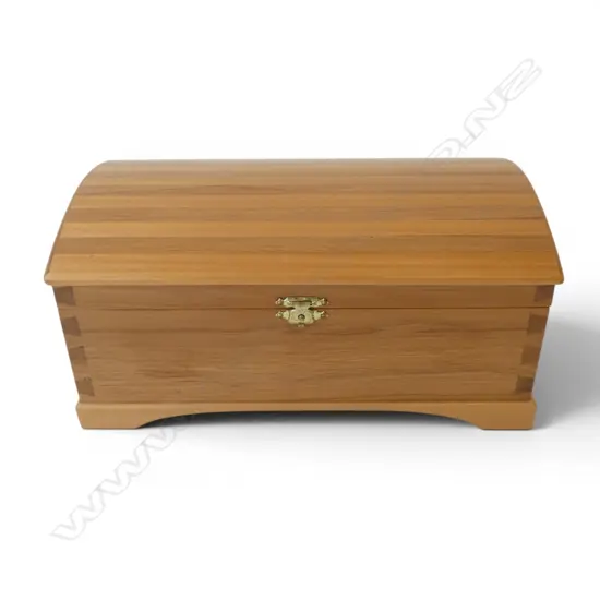 HANDMADE WOODEN BOX; RIMU w. KAURI TRIM, DOVETAILED & VELVET LINED W.245mm