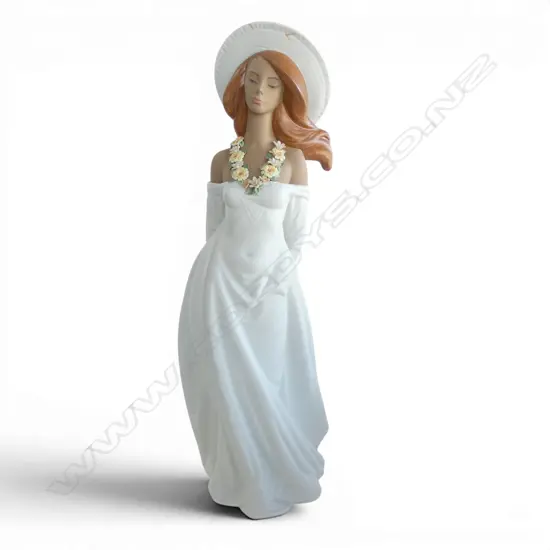 TALL LLADRO FIGURE THE BRIDE H480MM  REPAIR TO SUNHAT