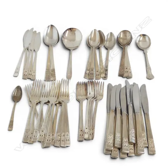 TRAY OF COMMUNITY SILVER PLATE CUTLERY 